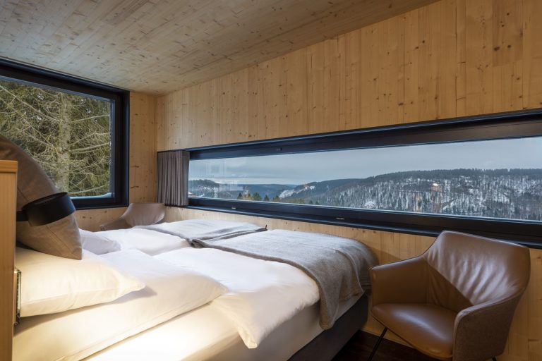 Rennsteig Chalet Toni Ferienhaus Thueringer Wald Schlafzimmer mit Bett und Aussicht