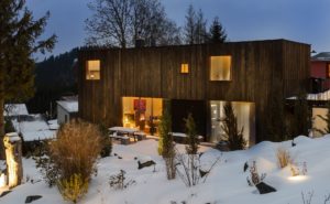 Rennsteig Chalet Toni Ferienhaus Thueringer Wald seitliche Aussenansicht mit Schnee